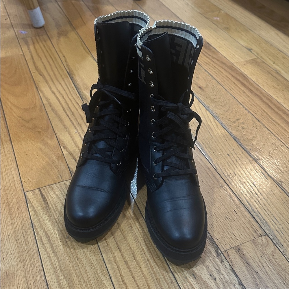 Black and Cream Designer Fendi boots - Picture 9 of 14